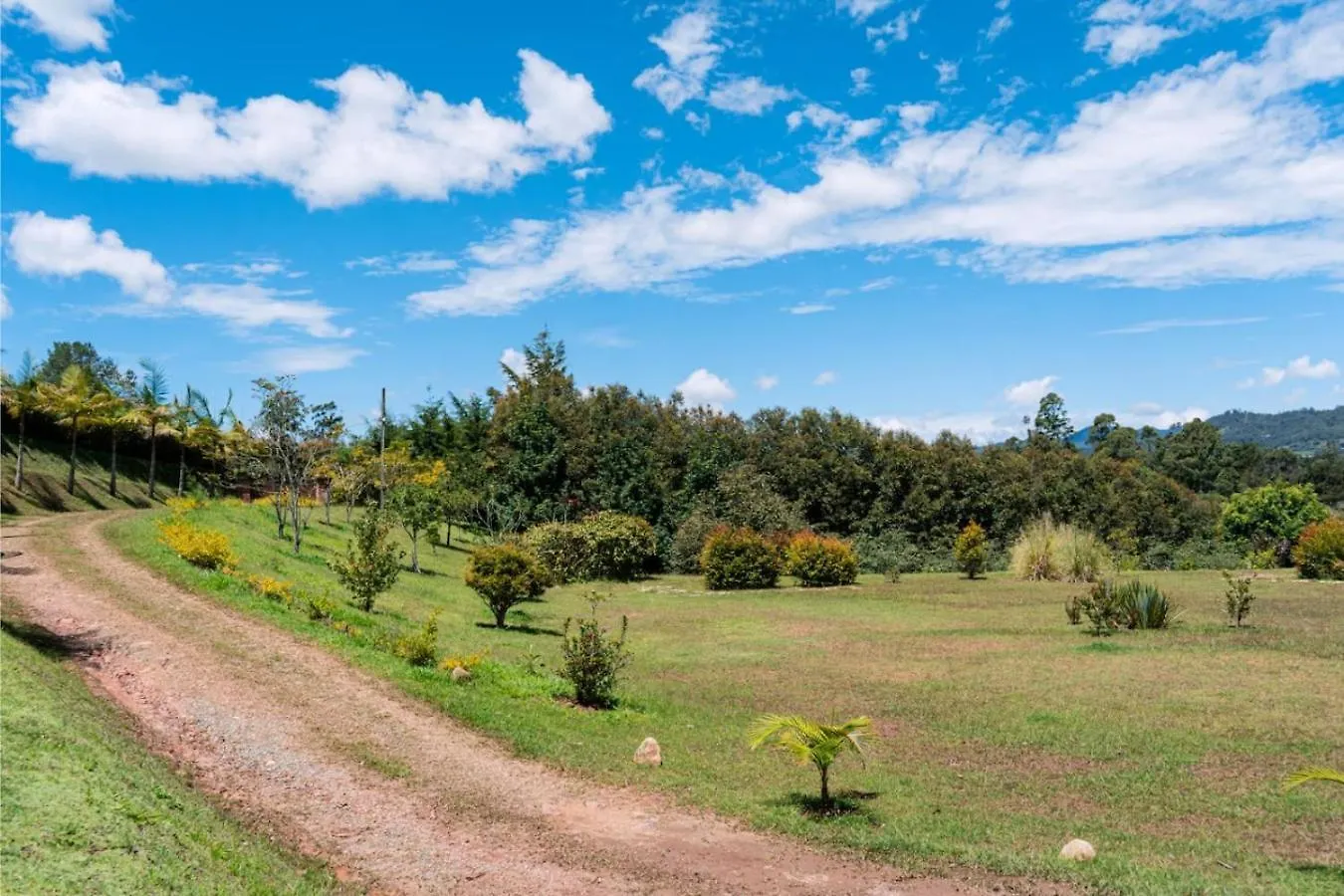 Luxury Cabin w Lake, HotTub, Cinema, Fire Pit, BBQ Rionegro Holiday home