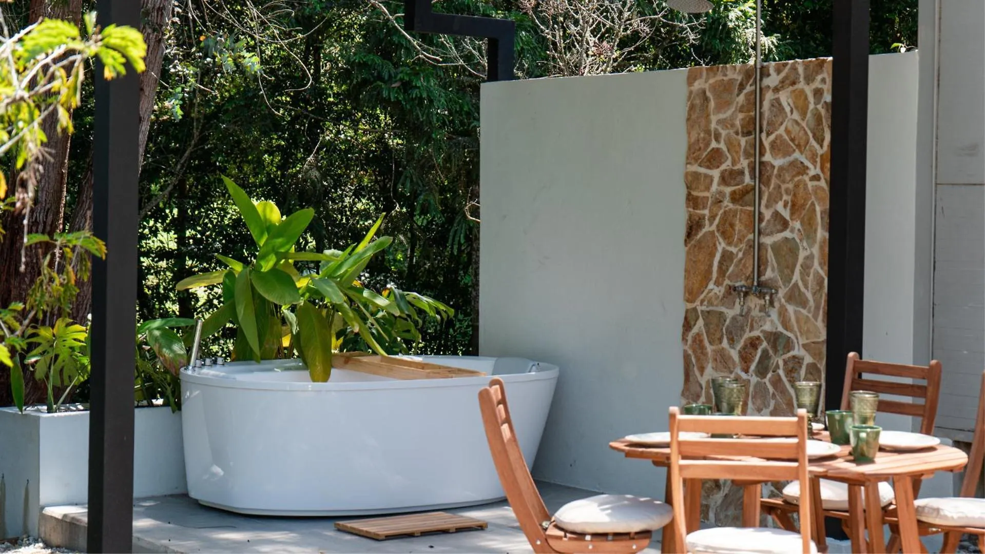 Luxury Cabin w Lake, HotTub, Cinema, Fire Pit, BBQ Rionegro Holiday home